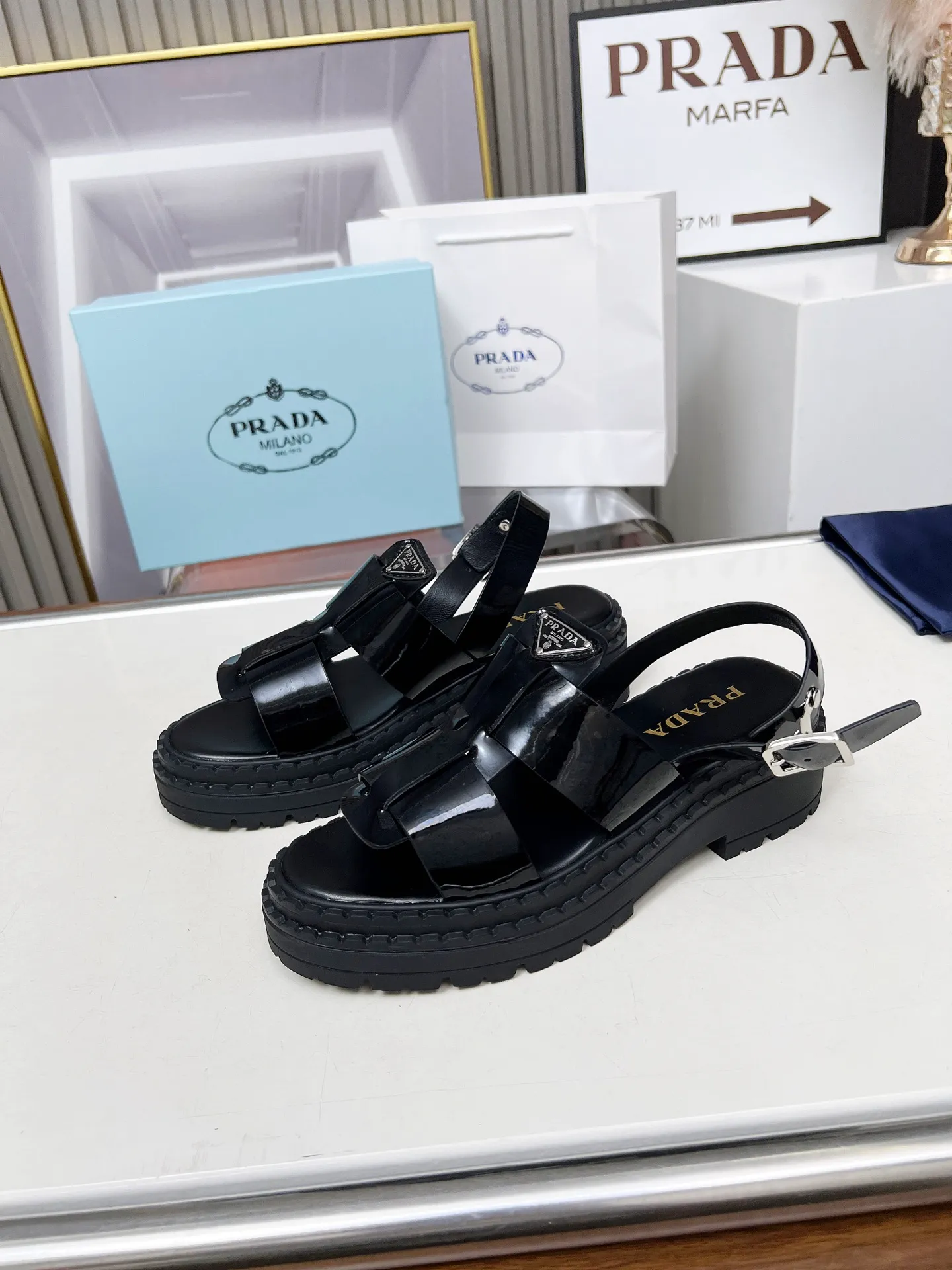 👟👟Ex-factory price 420👟👟 PRADA/Prada 25ss new spring and summer sandals. The simple design is probably the most popular thing about it. It is not the kind that is found on the street. It has its own brand personality. The fabric is made of calfskin and the lining is mixed sheepskin. Heel height: 4.5cm Size: #35-41 (35 41 custom-made is not returnable)